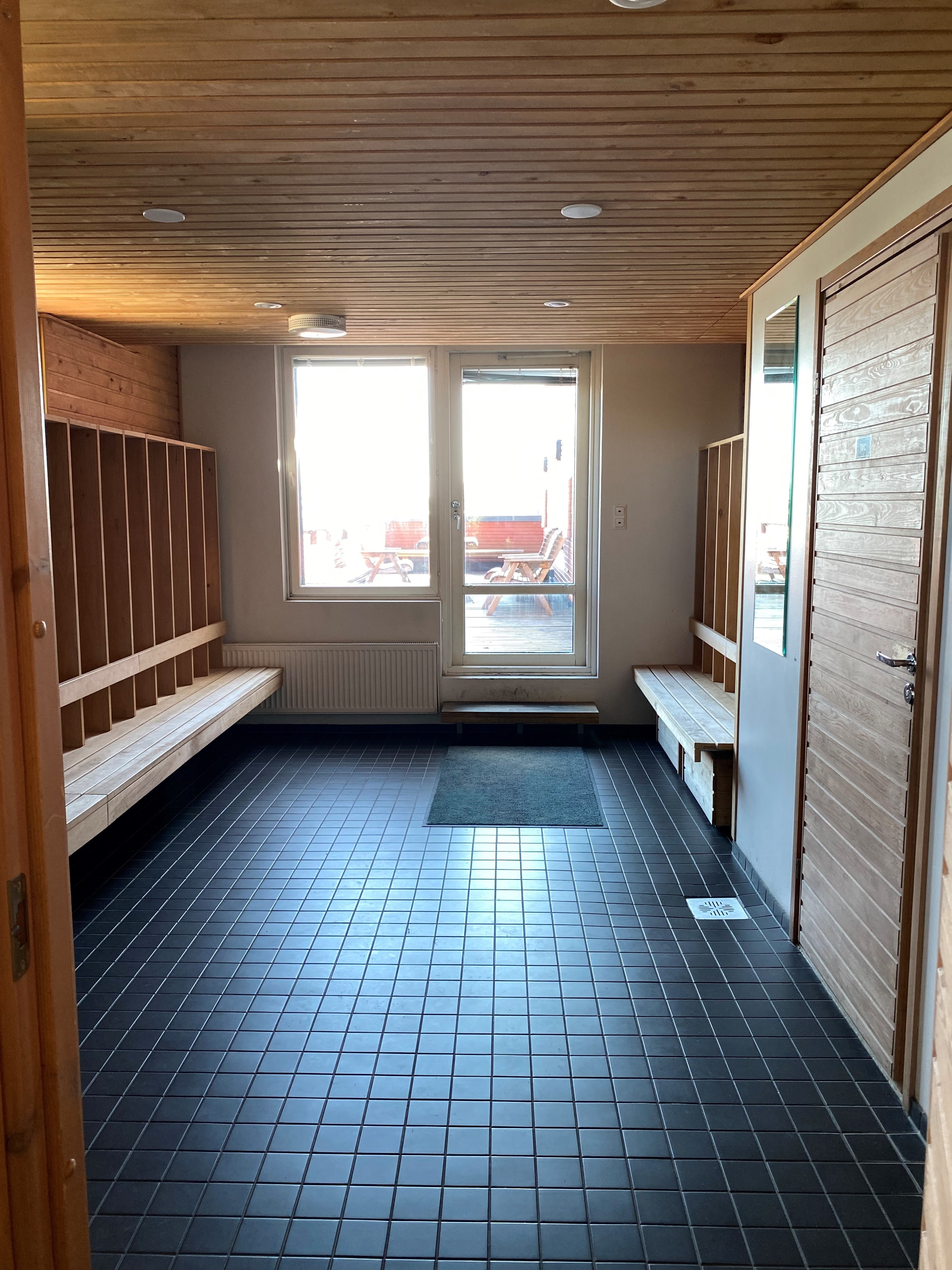 Otarannan kattosaunan pukuhuone
