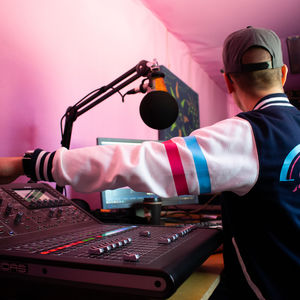 Kuvassa radion laitteita ja tuottaja.