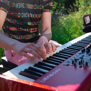 Polirytmi playing live music outside Smökki
