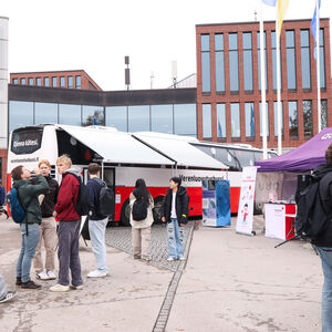 Verenluovutusbussi Korkeakouluaukiolla