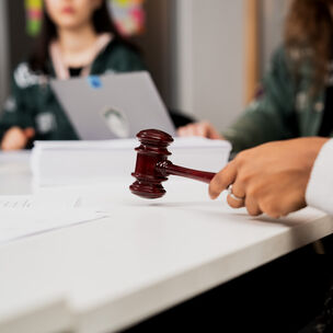 käsi pitelemässä puheenjohtajan nuijaa