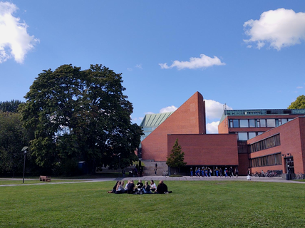 Otaniemen kampuksella fukseja orientaatioviikolla.