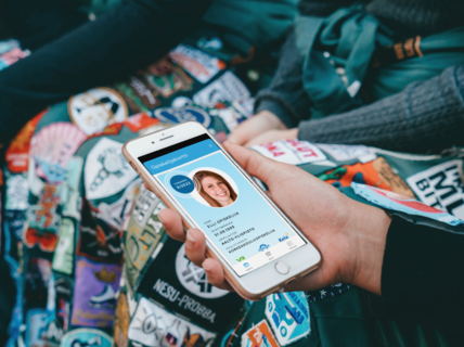 puhelin jossa näkyy opiskelijakortti