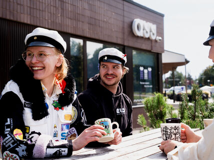 Opiskelijat kahvilla Keton terassilla