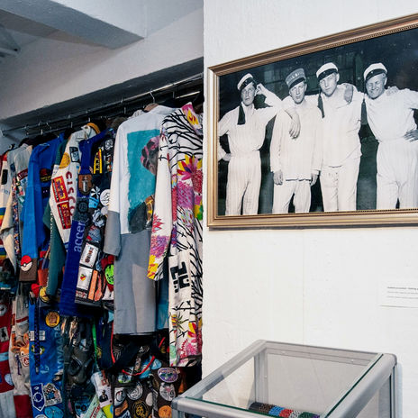 Opiskelijakulttuuri museon kokoelman haalareita