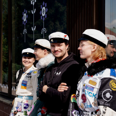 Opiskelijoita keskustoimiston edessä