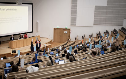 Picture of the Representative Council voting.