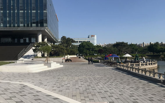 Kampuksen keskeisellä paikalla sijaitsee lampi ja sen ympärillä aukio- ja terassialueita. KAIST. Kuva: Emma Savela