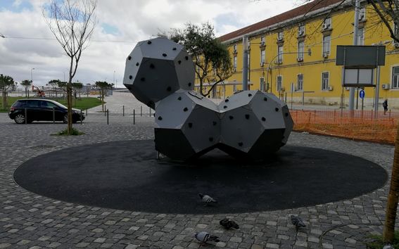 Kiipeilyseinä kohtaa taideteoksen