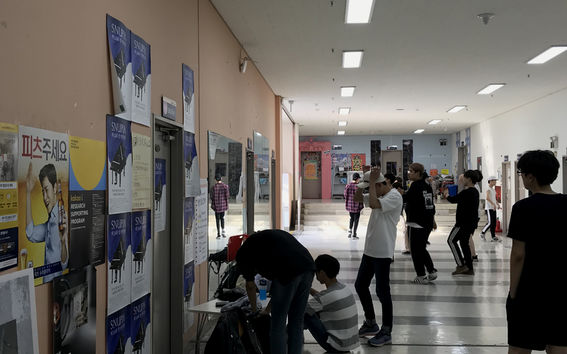 Tanssitreenit paikallisen opiskelijakeskuksen käytävällä. SNU. Kuva: Emma Savela