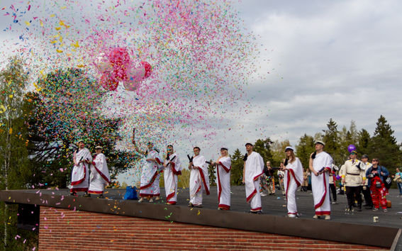 Kampusjaosto Smökin katolla julistamassa Wappua