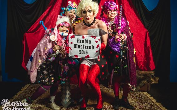 Maskerad-juhlakansaa vuoden 2016 Knights of Hearts -teemaisista juhlis