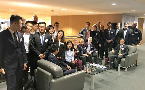 AYY:n hallitus kävi kesällä Brysselissä kertomassa Aallon opiskelijoiden kuulumisia EU-päättäjille ja keskustelemassa EU-yhteistyöstä ja unionin ajankohtaisista teemoista, kuten globalisaatiosta, kiertotaloudesta ja digitalisaatiosta. Matkaseurueessamme oli mukana myös yhteistyöylioppilaskuntamme Tsinghuan delegaatio, jonka kanssa tapasimme mm. komissaari Jyrki Kataisen.