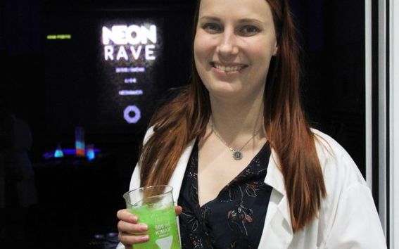 Host of the Chemistry Guild Lotta Wallinmaa presents a chemically-executed lava lamp. Photo by Heikki Isotalo