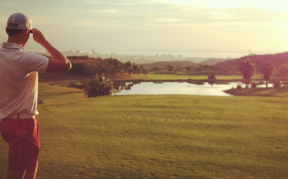 Kuvassa mies golfkentällä.