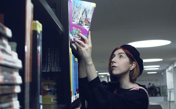 Opiskelija kirjastossa