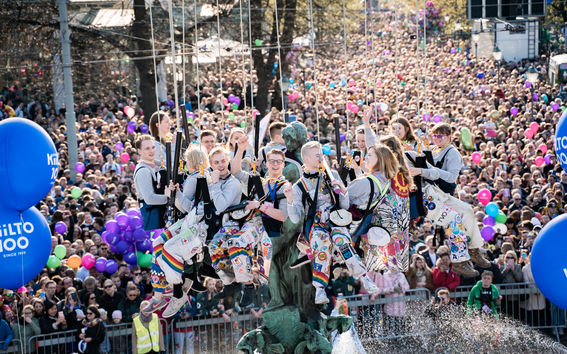 Ihmisiä vaijerien varassa patsaan ympärillä. 