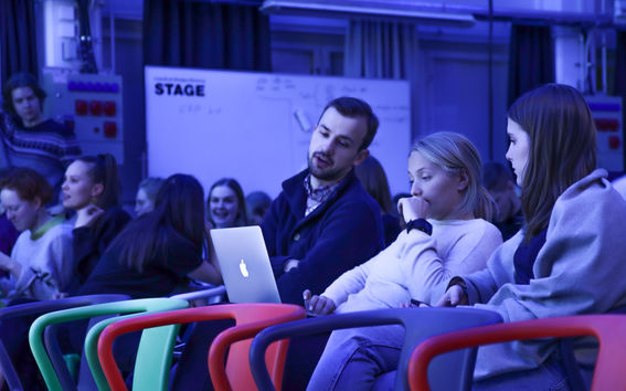 Kolme opiskelijaa ideoi yhdessä