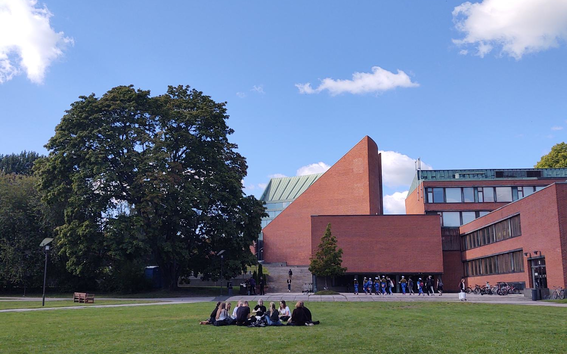 Otaniemen kampuksella fukseja orientaatioviikolla.