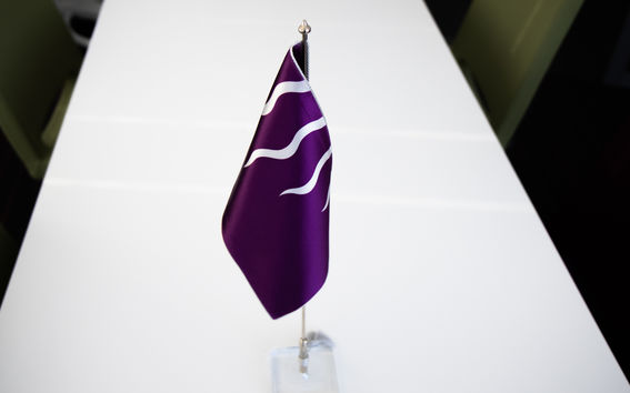 Kuvassa AYY:n pienoislippu jalustoineen