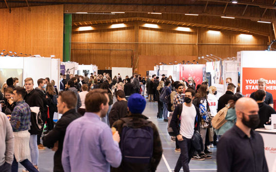 paljon ihmisiä messuilla