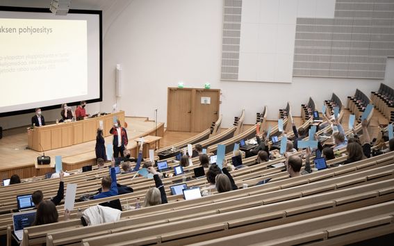 Kuvassa ihmiset pitävät äänestyslappuja