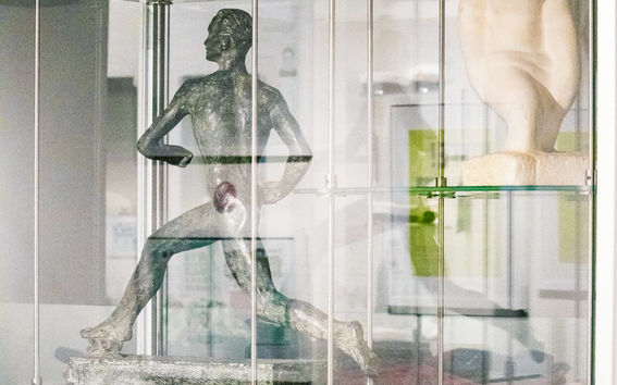 Paavo nurmi patsas opiskelijakulttuurimuseossa