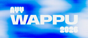 Kuvassa lukee "AYY Wappu 2026". Tausta on sinivalkoinen ja sumea, muistuttaa taivasta.