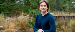 Joona Lipponen istuu tuolilla ulkona