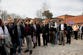 Osallistujat pääsivät myös ottamaan osaa muuraukseen.