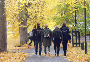 Kuva, jossa ihmiset kävelee poispäin