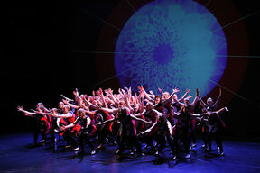 Naiskuoro KYN esiintymässä