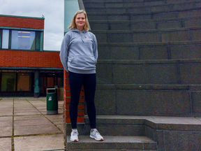 Milla seisoo Amfiteatterin portaalla