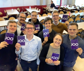 Vaalipaneelin osallistujat näyttävät kylttejä, joissa lukee JOO