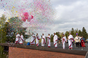 Kampusjaosto Smökin katolla julistamassa Wappua