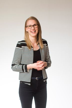 Kuvassa blogipostauksen kirjoittaja Niina Nousjärvi.