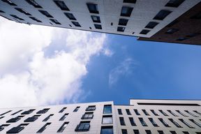 Alhaalta päin kohti taivasta otettu kuva Atlantinkadun kohteesta