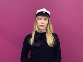 Kuvassa Milja Leinonen teekkarilakki päässä, ilme on totinen