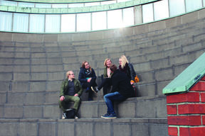 Opiskelijat istumassa ja juttelemassa ulkona