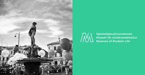 Opiskelijakulttuurimuseon uusi logo, jonka vieressä kuva Mantan lakituksesta