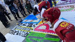 Kuvassa opiskelijat maalaavat lakanaan tekstiä "Iloista wappumieltä"