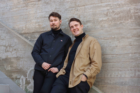 Kuvassa kaksi hymyilevää henkilöä, jotka ovat Sainio ja Regelin.