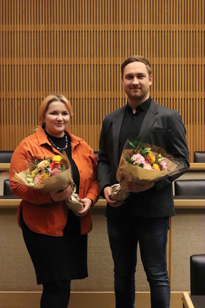 Kuvassa Ida Parkkinen ja Erik Halttunen, kädessä kukkakimput