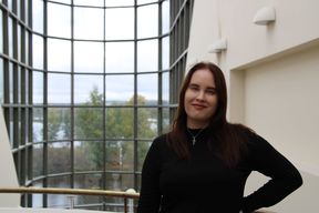 Nea Baarman hymyilee