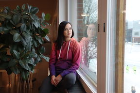 Kuvassa ikkunan äärellä Fon Krairiksh katsoo kameraan, totinen ilme