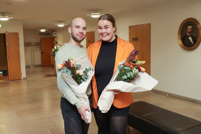Sakari Ropponen and Fanni Mattsson looking happy and holding flower bouquets