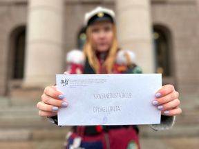 Wilma pitää kirjekuorta, jossa lukee "kansanedustajalle opiskelijalta"