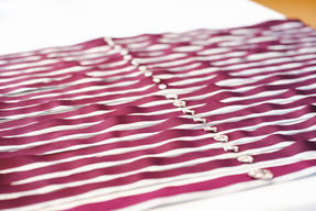 kuvassa AYY:n yhteisö-, ansio- ja kunniamerkkejä kuntanauhoihin kiinnitettynä