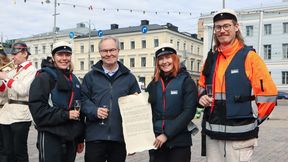 Kuvassa Suomen ilmastopaneelin puheenjohtaja Jyri Seppälä sekä AYY:n ja Kampusjaoston edustajat pitävät kädessään Kukanpäivän viestiä Kauppatorilla