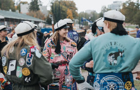 opiskelijoita haalareissa